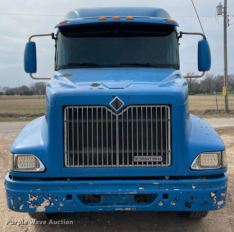 image for item KJ9909 2001 International 9200  semi truck