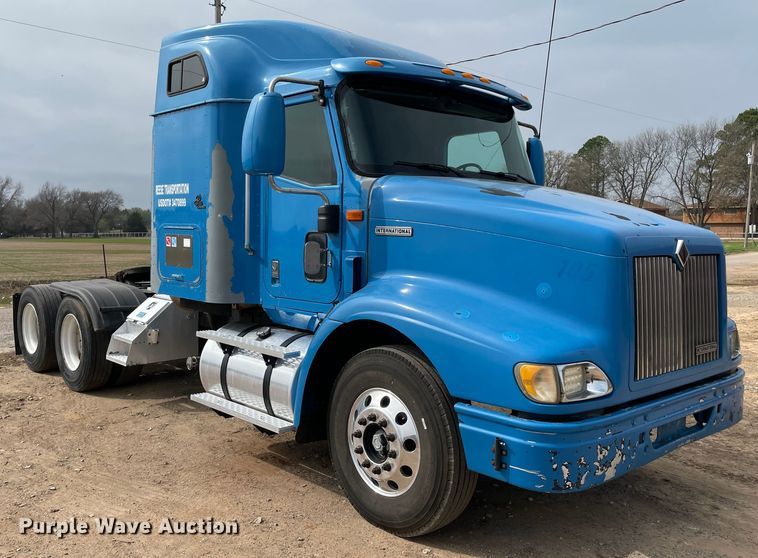 image for item KJ9909 2001 International 9200  semi truck