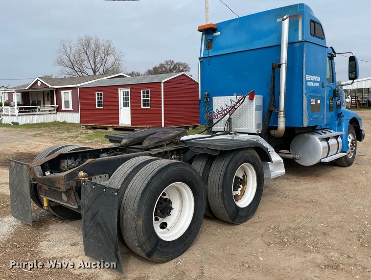 image for item KJ9909 2001 International 9200  semi truck