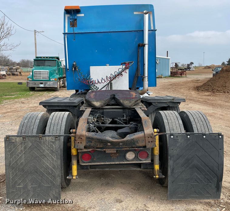 image for item KJ9909 2001 International 9200  semi truck