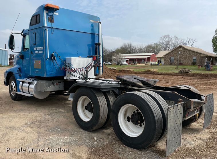 image for item KJ9909 2001 International 9200  semi truck