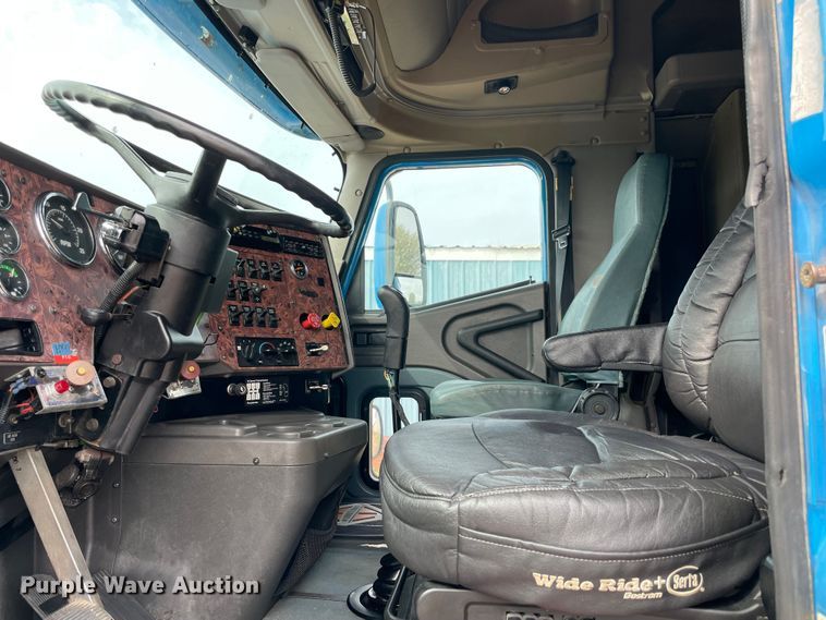 image for item KJ9909 2001 International 9200  semi truck