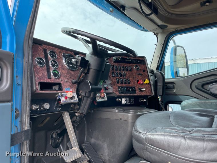 image for item KJ9909 2001 International 9200  semi truck