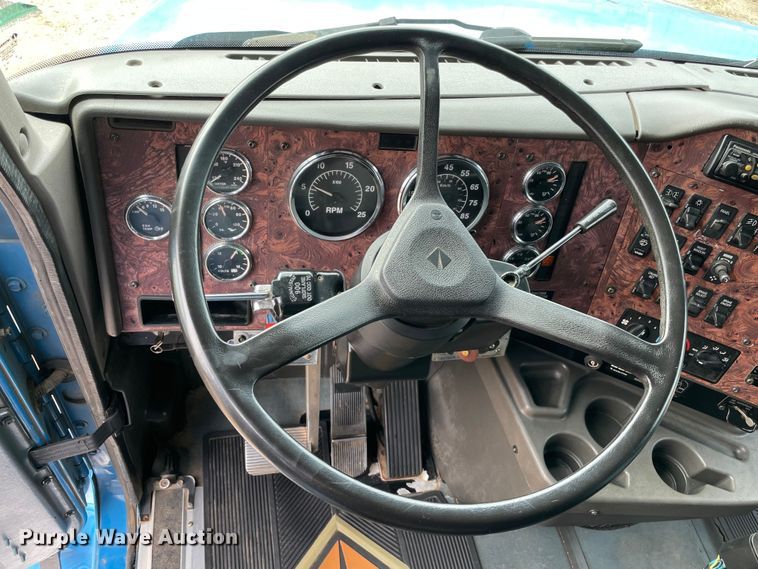 image for item KJ9909 2001 International 9200  semi truck