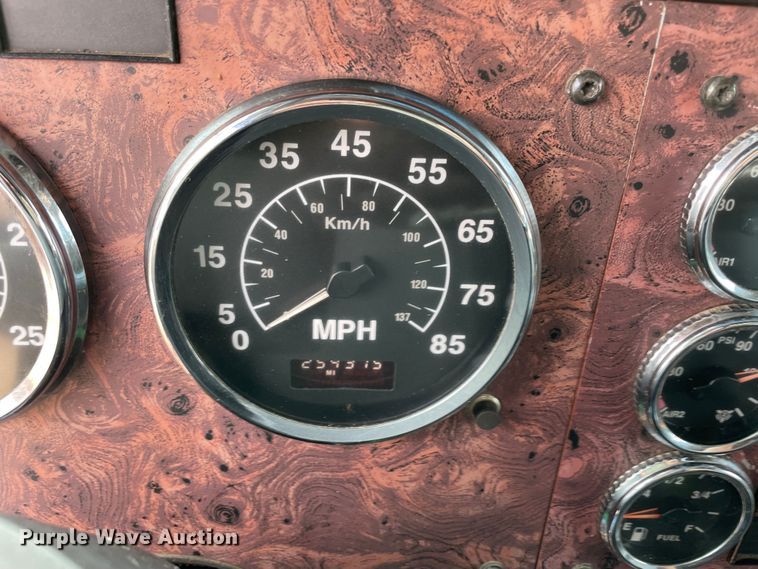 image for item KJ9909 2001 International 9200  semi truck