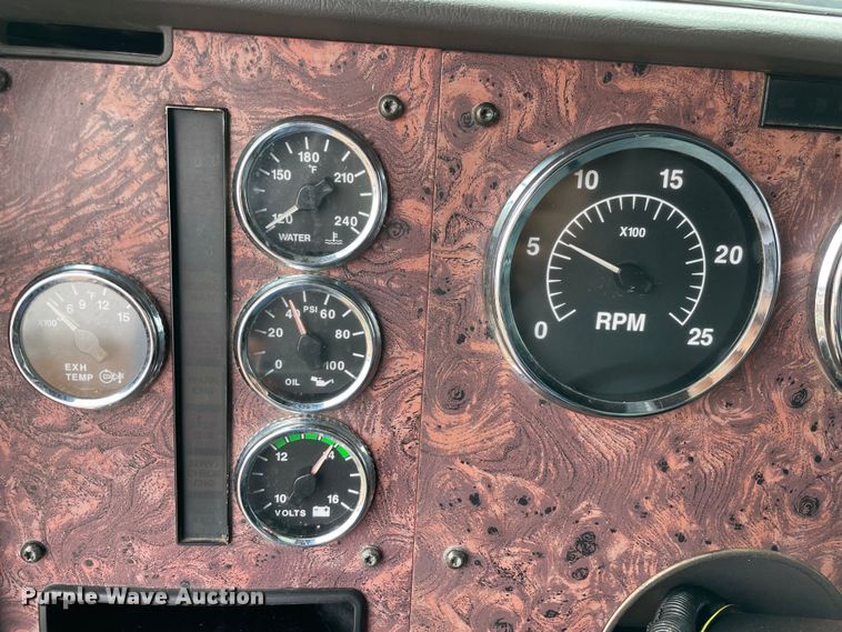 image for item KJ9909 2001 International 9200  semi truck