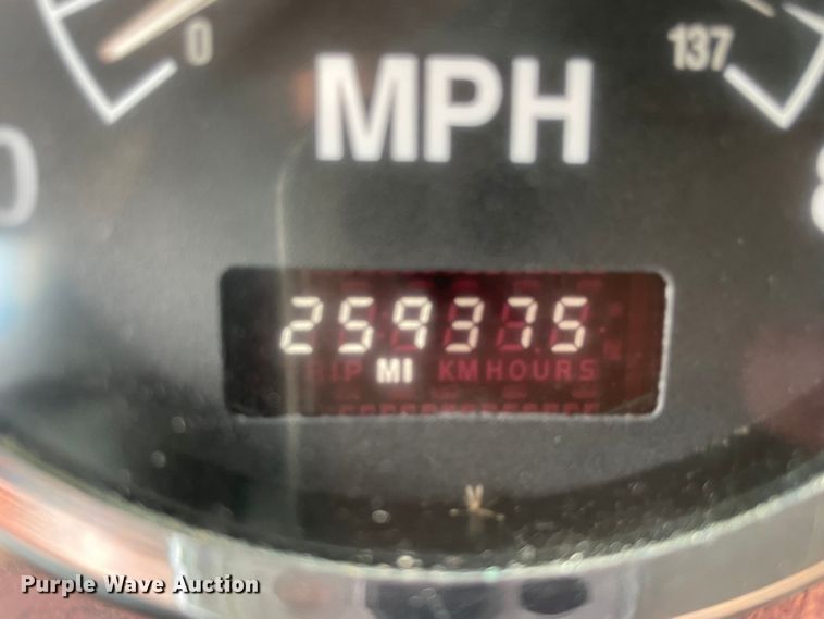 image for item KJ9909 2001 International 9200  semi truck