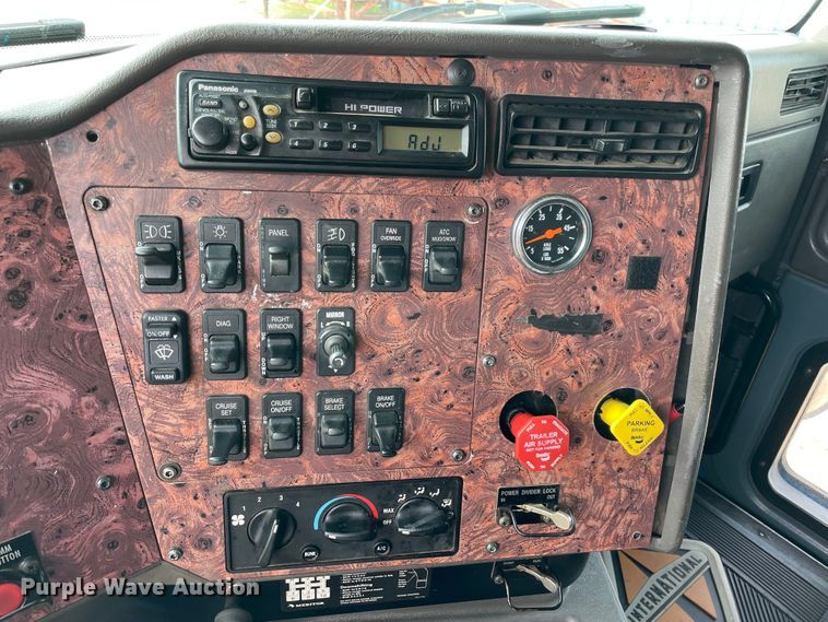 image for item KJ9909 2001 International 9200  semi truck