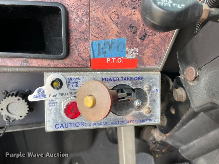 image for item KJ9909 2001 International 9200  semi truck