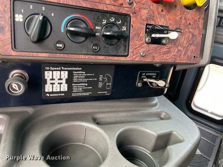 image for item KJ9909 2001 International 9200  semi truck