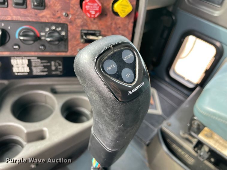 image for item KJ9909 2001 International 9200  semi truck