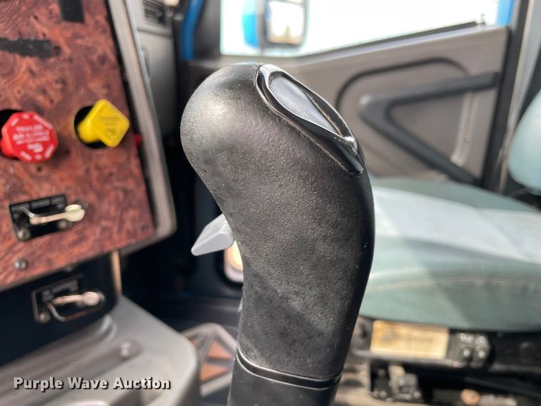 image for item KJ9909 2001 International 9200  semi truck