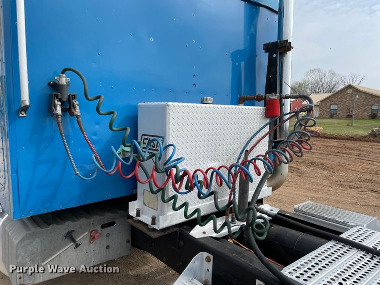 image for item KJ9909 2001 International 9200  semi truck