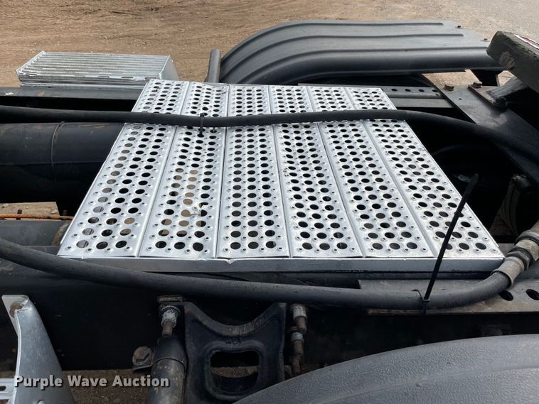 image for item KJ9909 2001 International 9200  semi truck