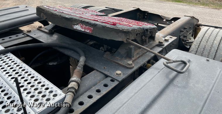 image for item KJ9909 2001 International 9200  semi truck