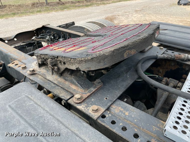 image for item KJ9909 2001 International 9200  semi truck