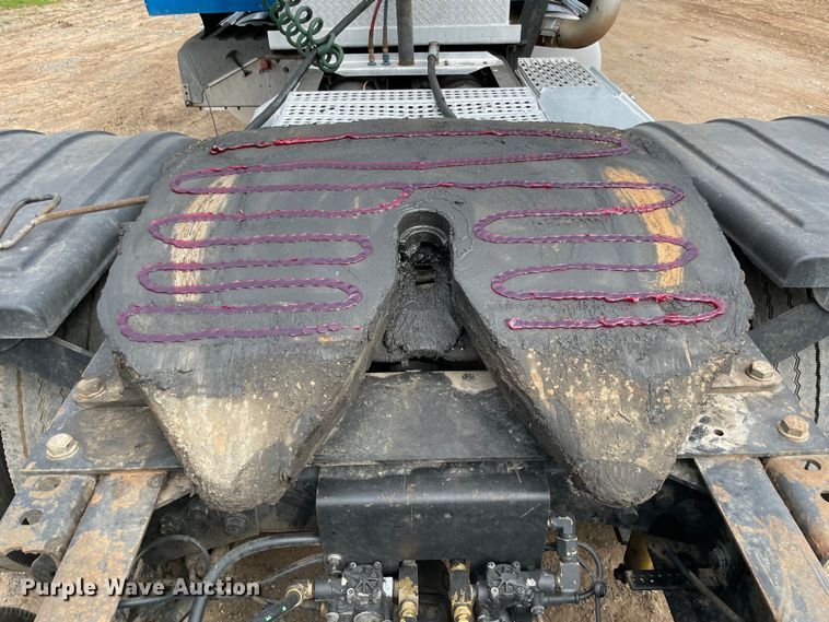 image for item KJ9909 2001 International 9200  semi truck