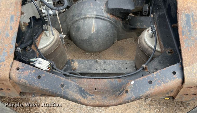 image for item KJ9909 2001 International 9200  semi truck