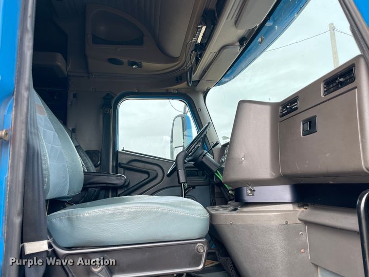 image for item KJ9909 2001 International 9200  semi truck