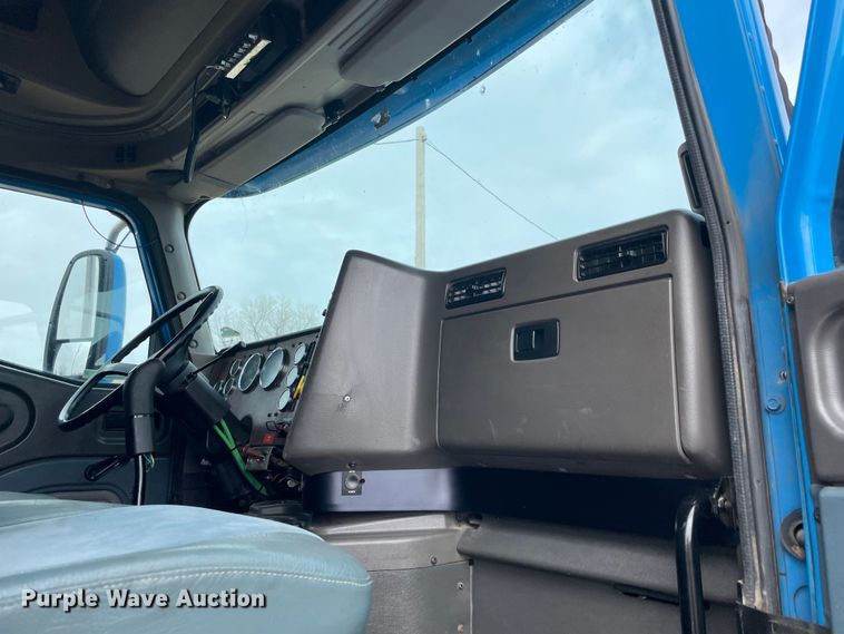 image for item KJ9909 2001 International 9200  semi truck