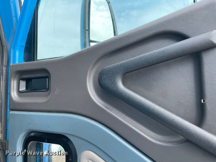 image for item KJ9909 2001 International 9200  semi truck