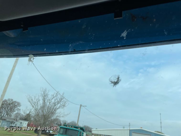 image for item KJ9909 2001 International 9200  semi truck