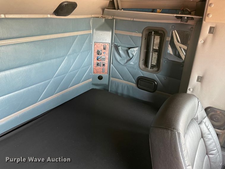 image for item KJ9909 2001 International 9200  semi truck