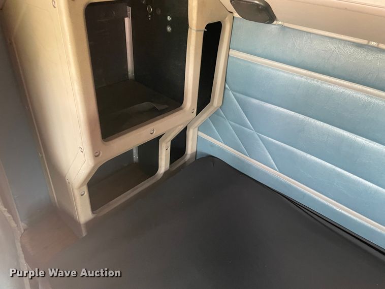 image for item KJ9909 2001 International 9200  semi truck