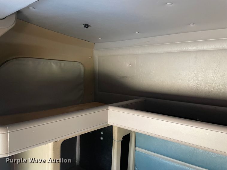 image for item KJ9909 2001 International 9200  semi truck