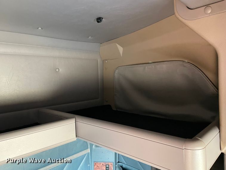 image for item KJ9909 2001 International 9200  semi truck