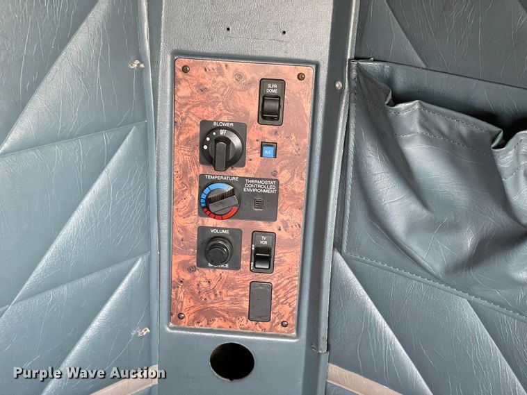 image for item KJ9909 2001 International 9200  semi truck