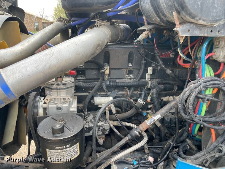 image for item KJ9909 2001 International 9200  semi truck