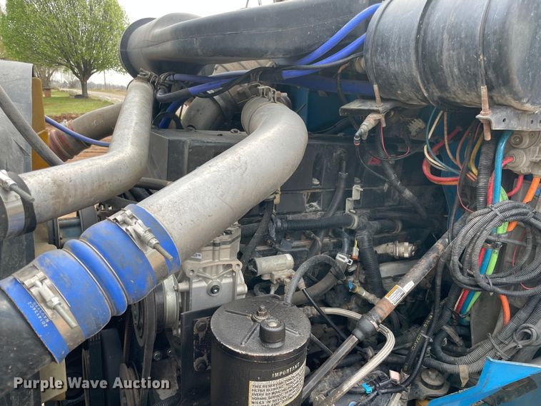 image for item KJ9909 2001 International 9200  semi truck