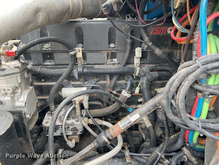 image for item KJ9909 2001 International 9200  semi truck