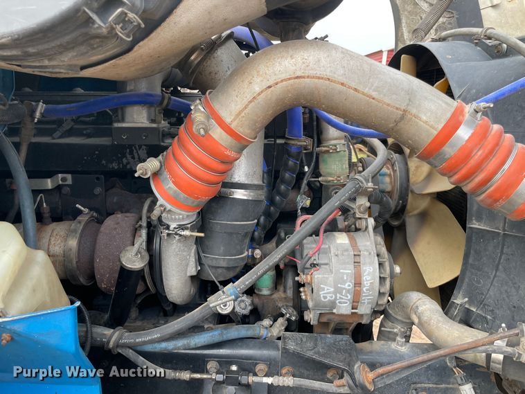 image for item KJ9909 2001 International 9200  semi truck