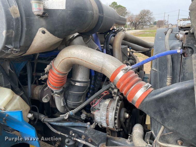 image for item KJ9909 2001 International 9200  semi truck