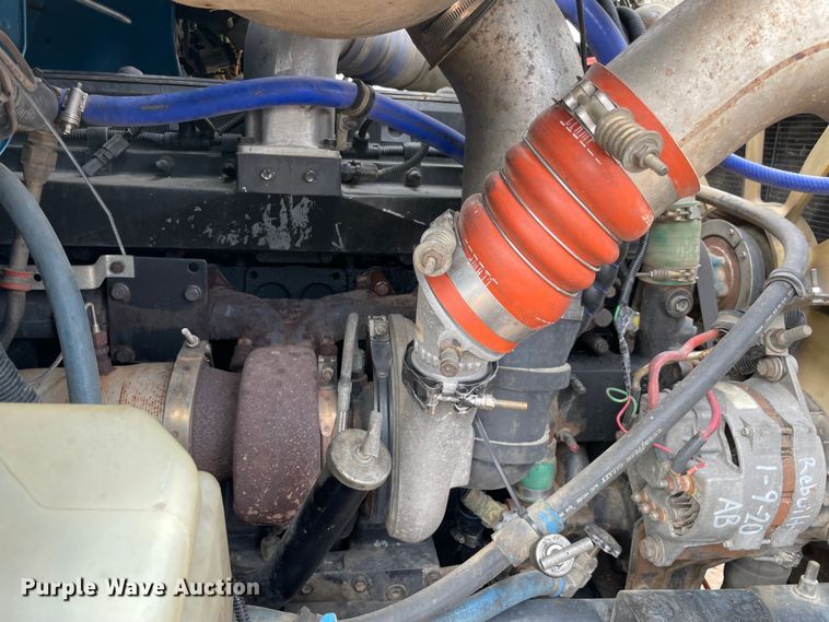 image for item KJ9909 2001 International 9200  semi truck