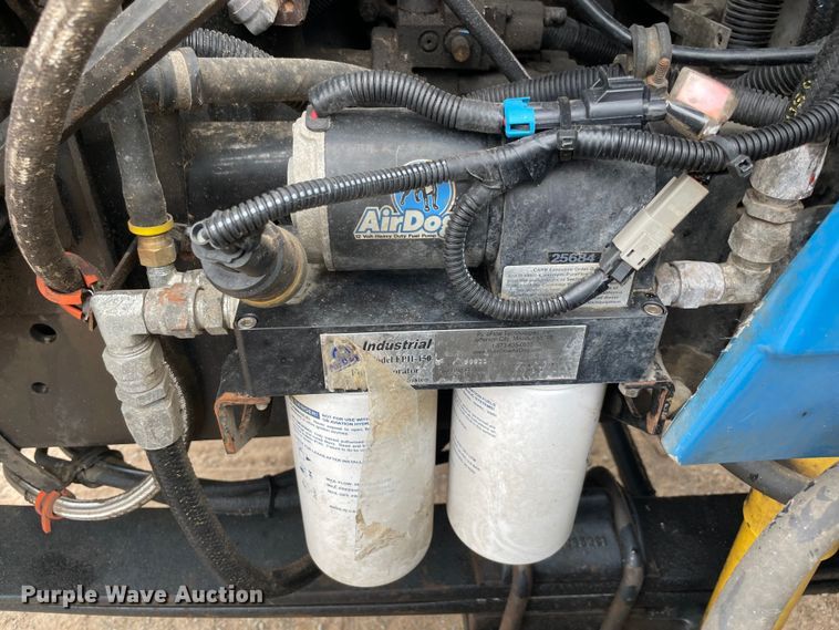 image for item KJ9909 2001 International 9200  semi truck