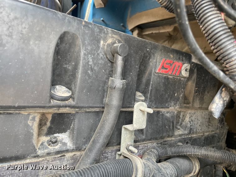 image for item KJ9909 2001 International 9200  semi truck