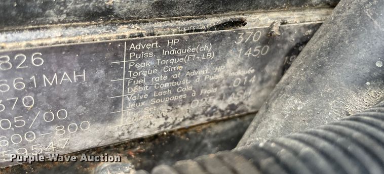 image for item KJ9909 2001 International 9200  semi truck