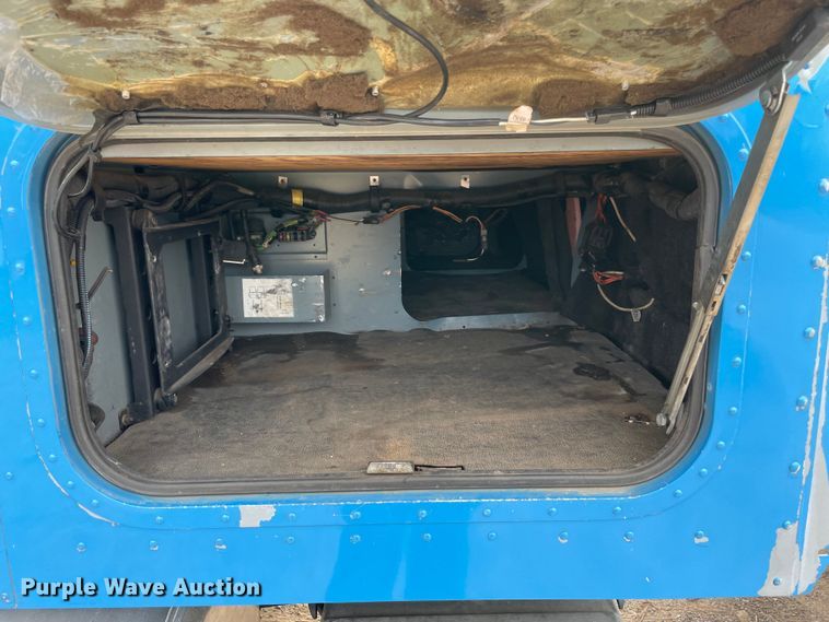 image for item KJ9909 2001 International 9200  semi truck