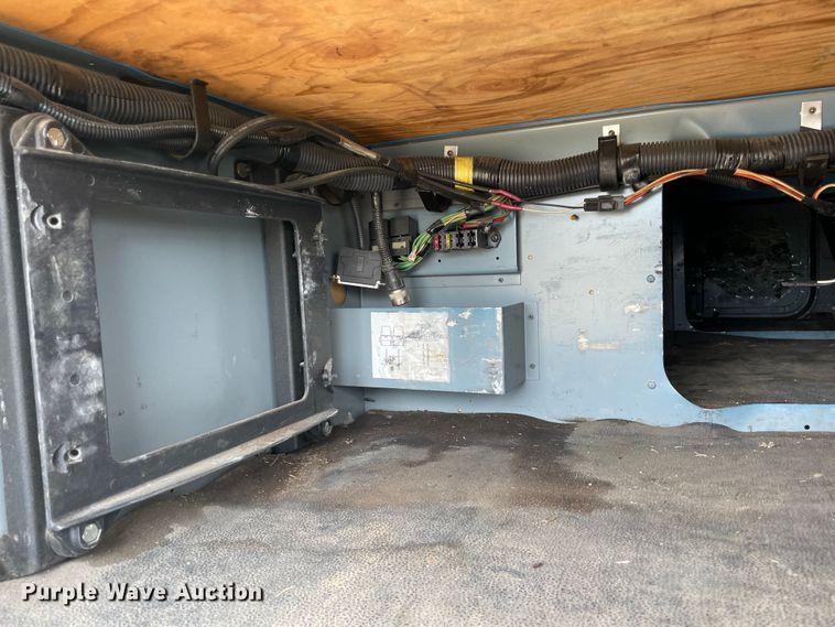 image for item KJ9909 2001 International 9200  semi truck