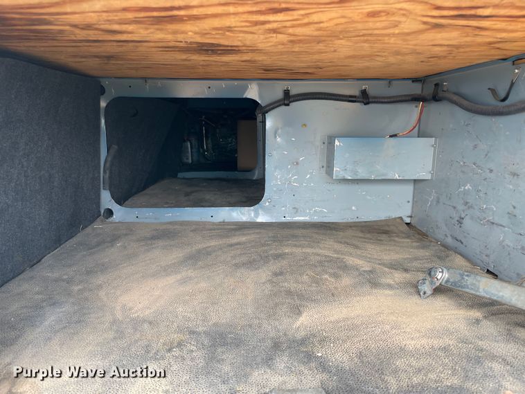 image for item KJ9909 2001 International 9200  semi truck