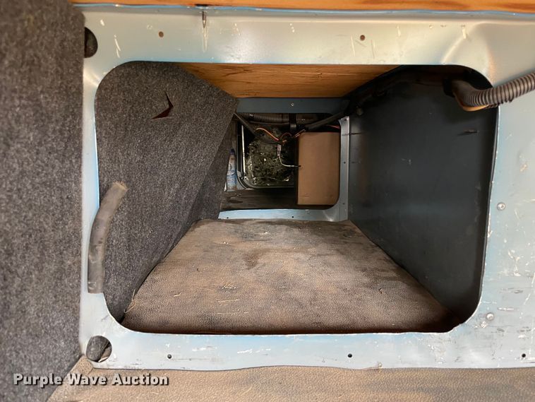 image for item KJ9909 2001 International 9200  semi truck