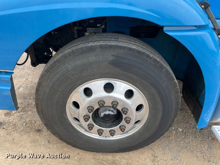 image for item KJ9909 2001 International 9200  semi truck