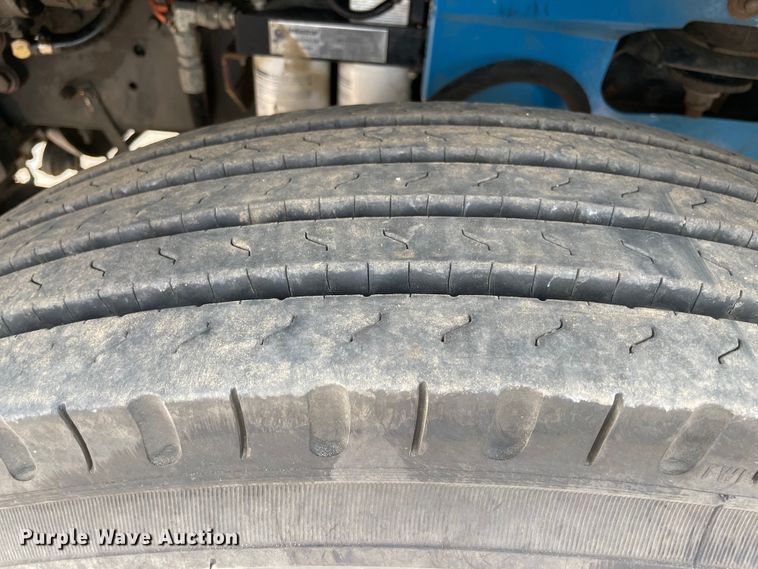 image for item KJ9909 2001 International 9200  semi truck