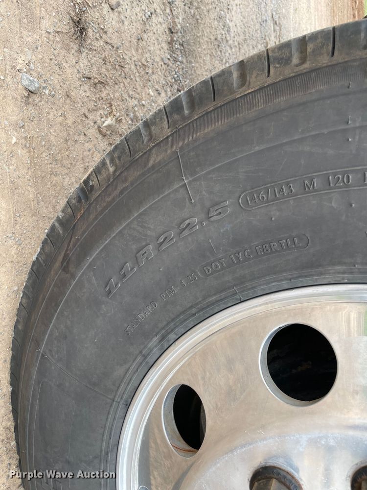 image for item KJ9909 2001 International 9200  semi truck