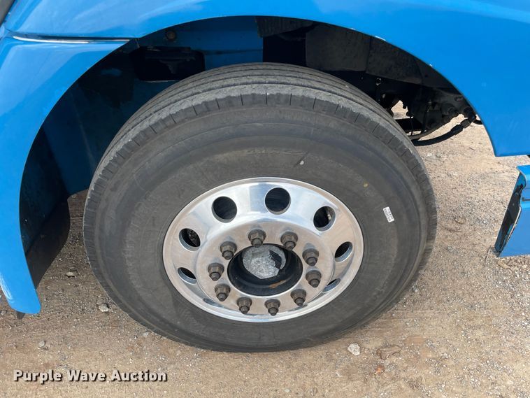 image for item KJ9909 2001 International 9200  semi truck