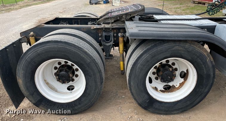 image for item KJ9909 2001 International 9200  semi truck