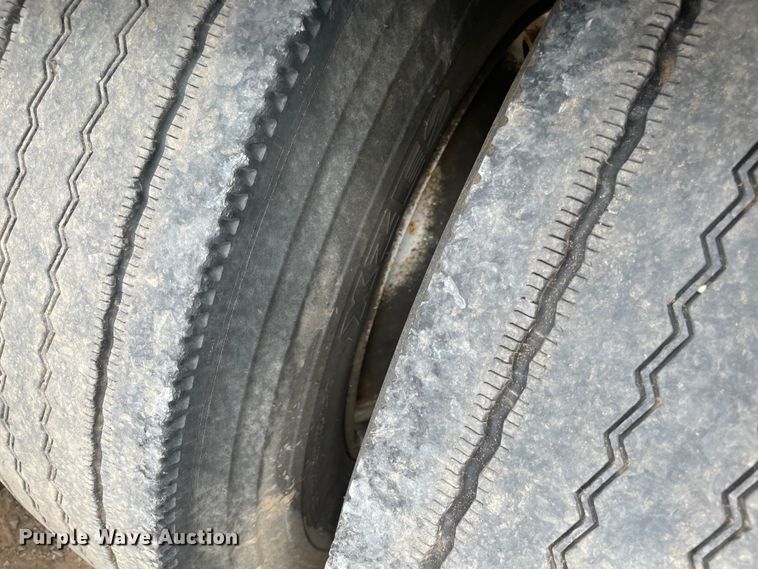 image for item KJ9909 2001 International 9200  semi truck